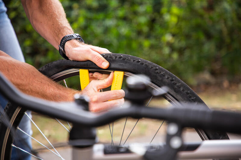 Como reparar um pneu de bicicleta furado?