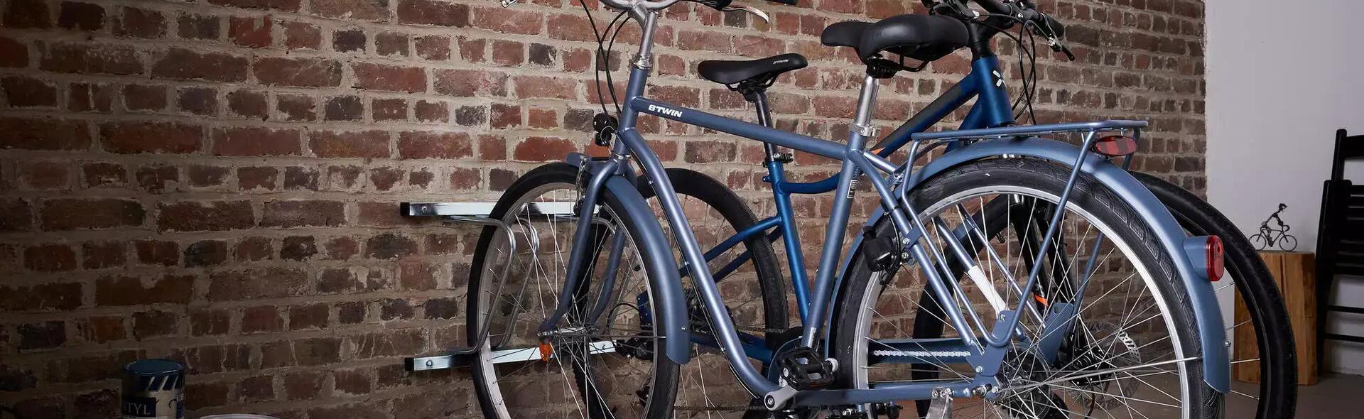 używane rowery miejskie zaparkowane w stojaku rowerowym przymocowanym do ściany w garażu