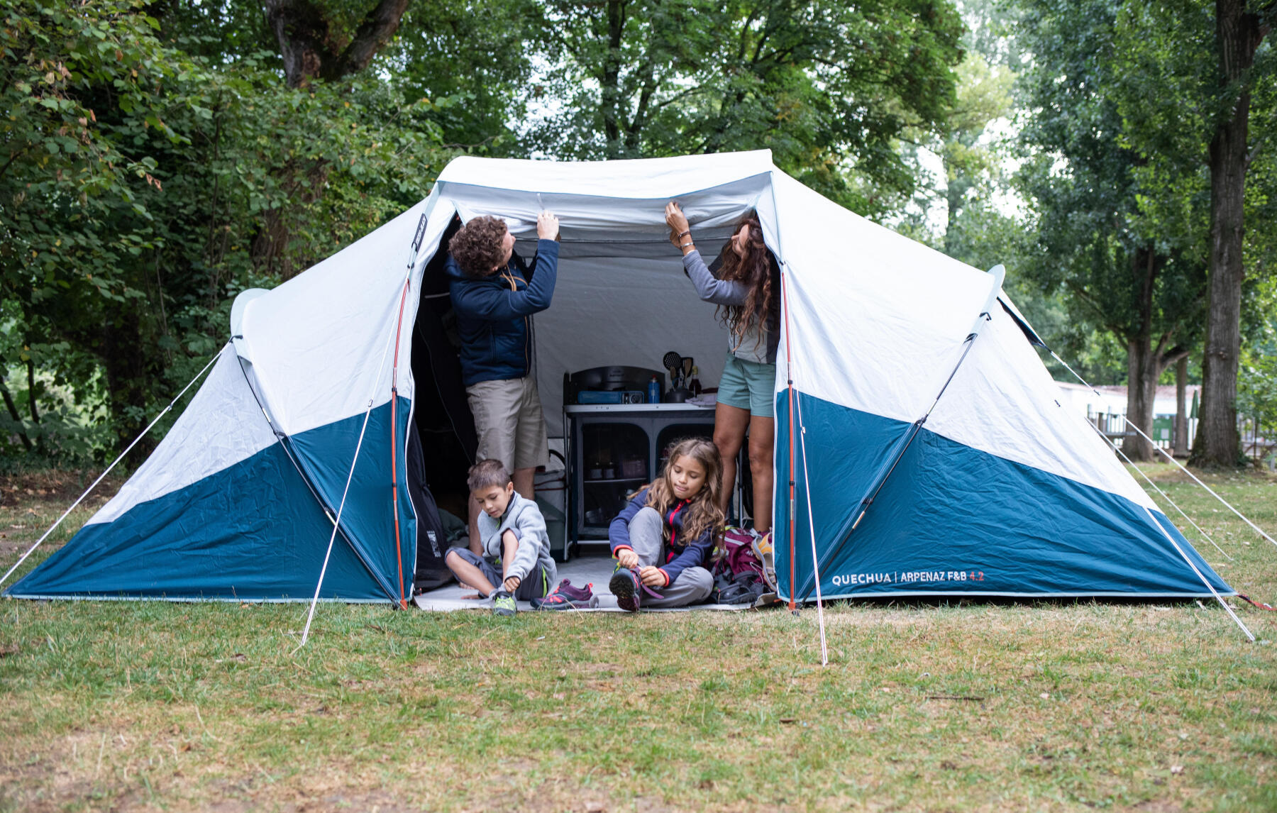 Oswald Humoristisch Spruit What tent should you choose for 4 people when hiking or camping?