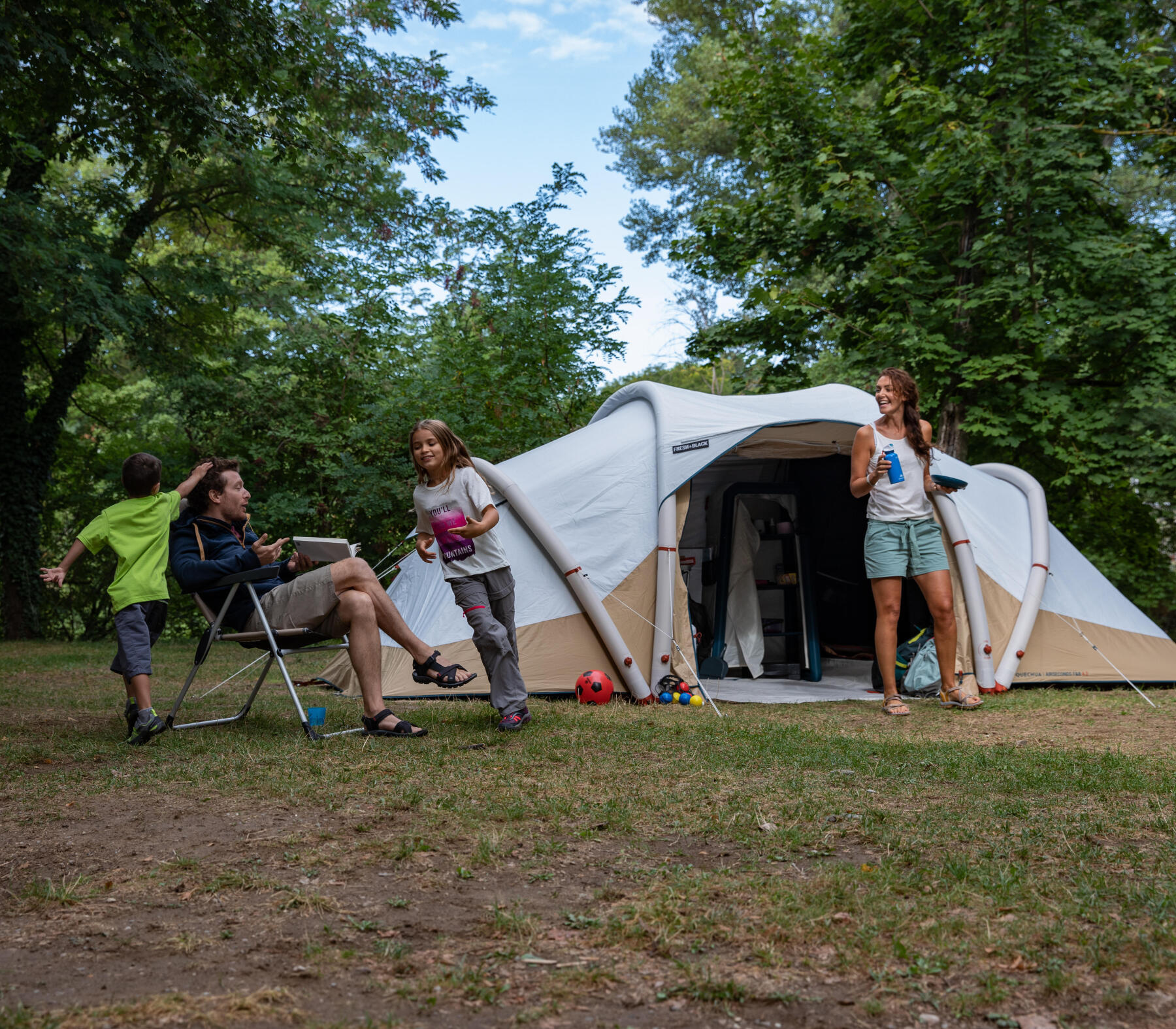 família a acampar na natureza