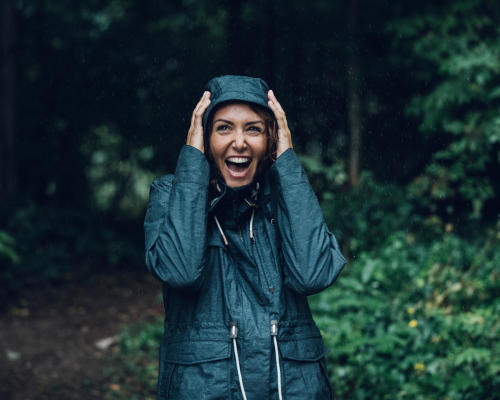 femme riant sous la pluie