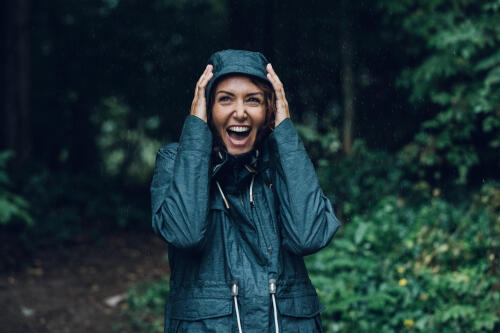 femme riant sous la pluie