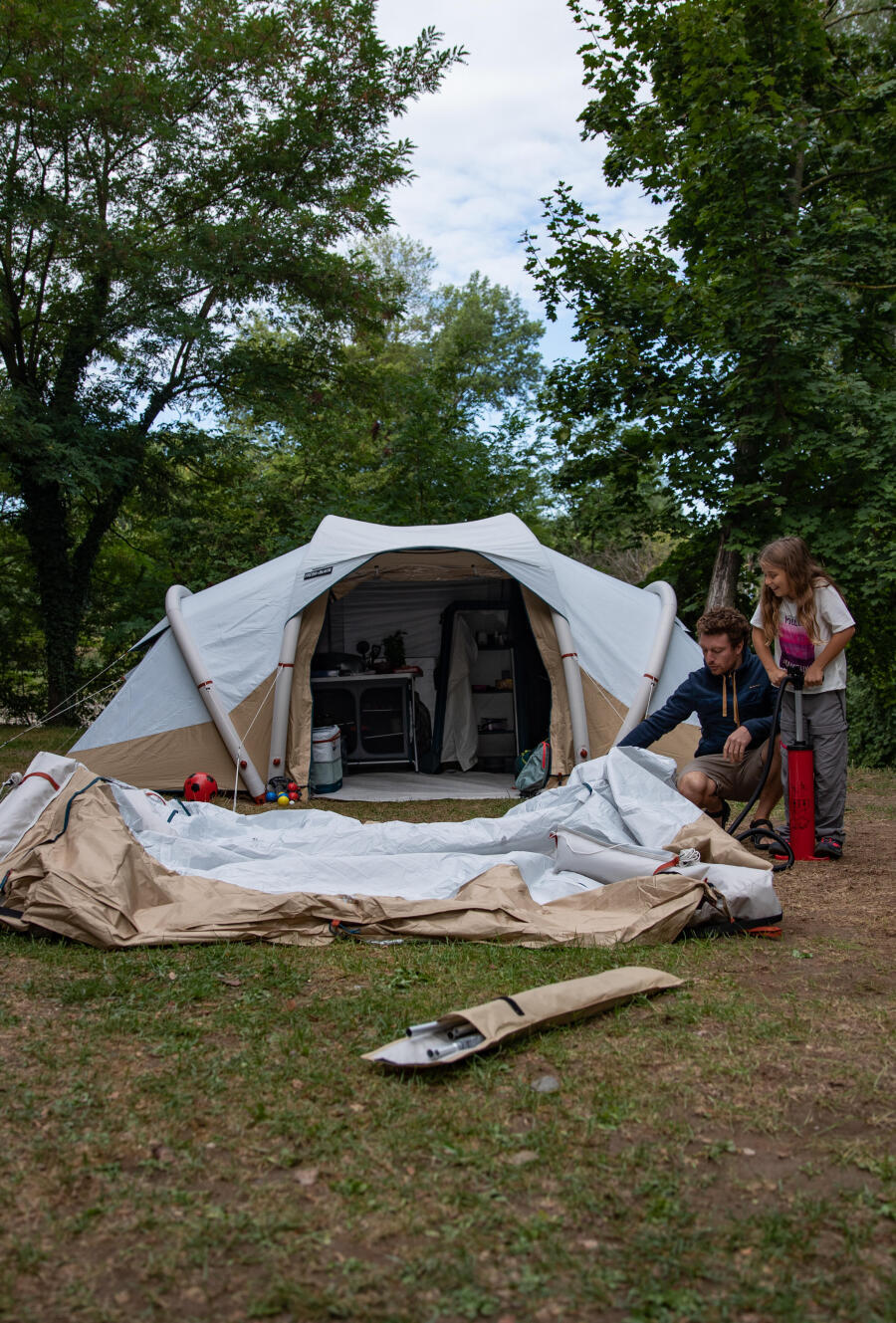 Die Pflege eines aufblasbaren Camping-Aufenthaltszeltes 