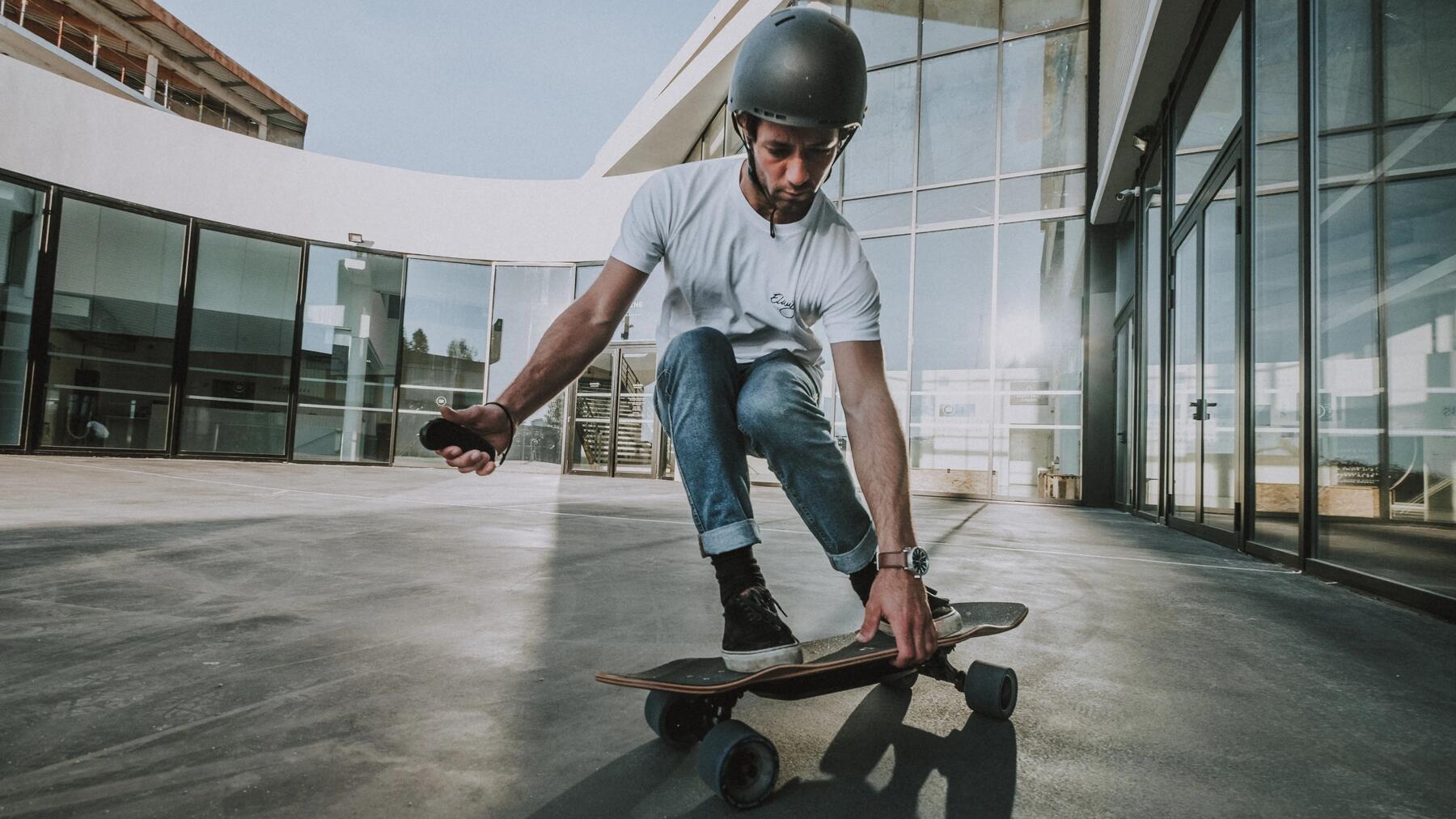 Skateboarden mit Sicherheitsausrüstung: Skater trägt Helm beim Training