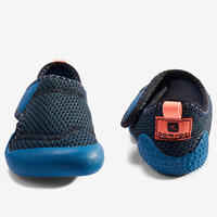Zapatillas Bebé antideslizantes primeros pasos Domyos 580 azul tallas 20 al 30