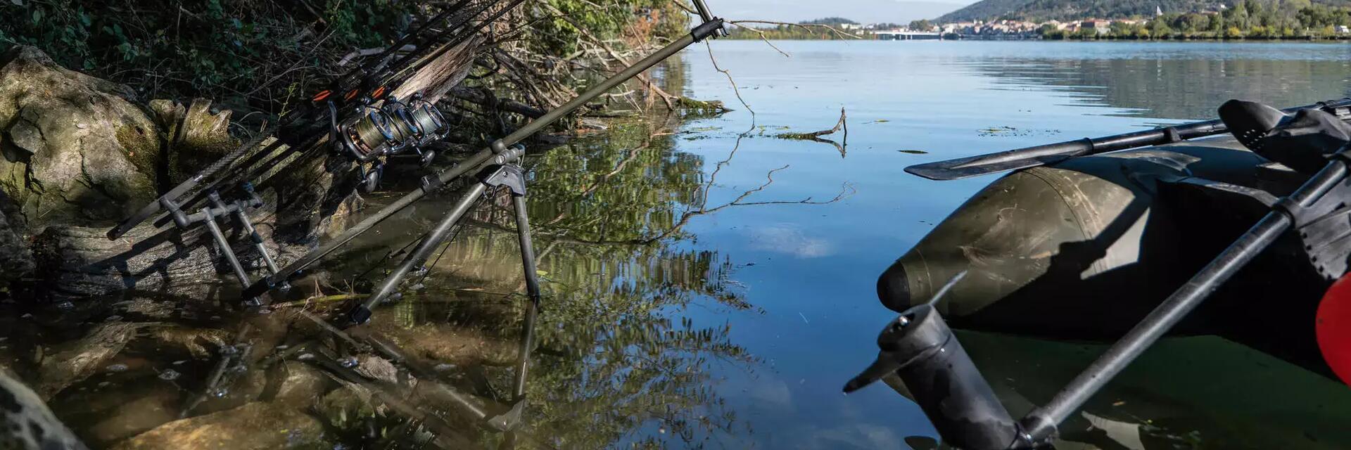 Angeln im Wasser bei strahlendem Himmel.