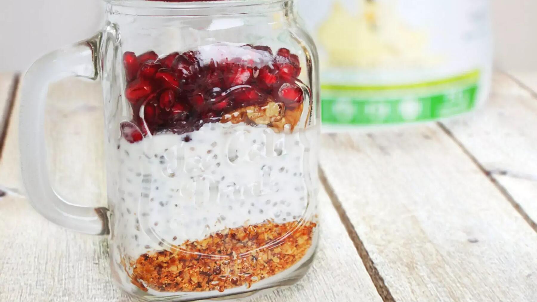 Pudding chia z granatem i wiórkami