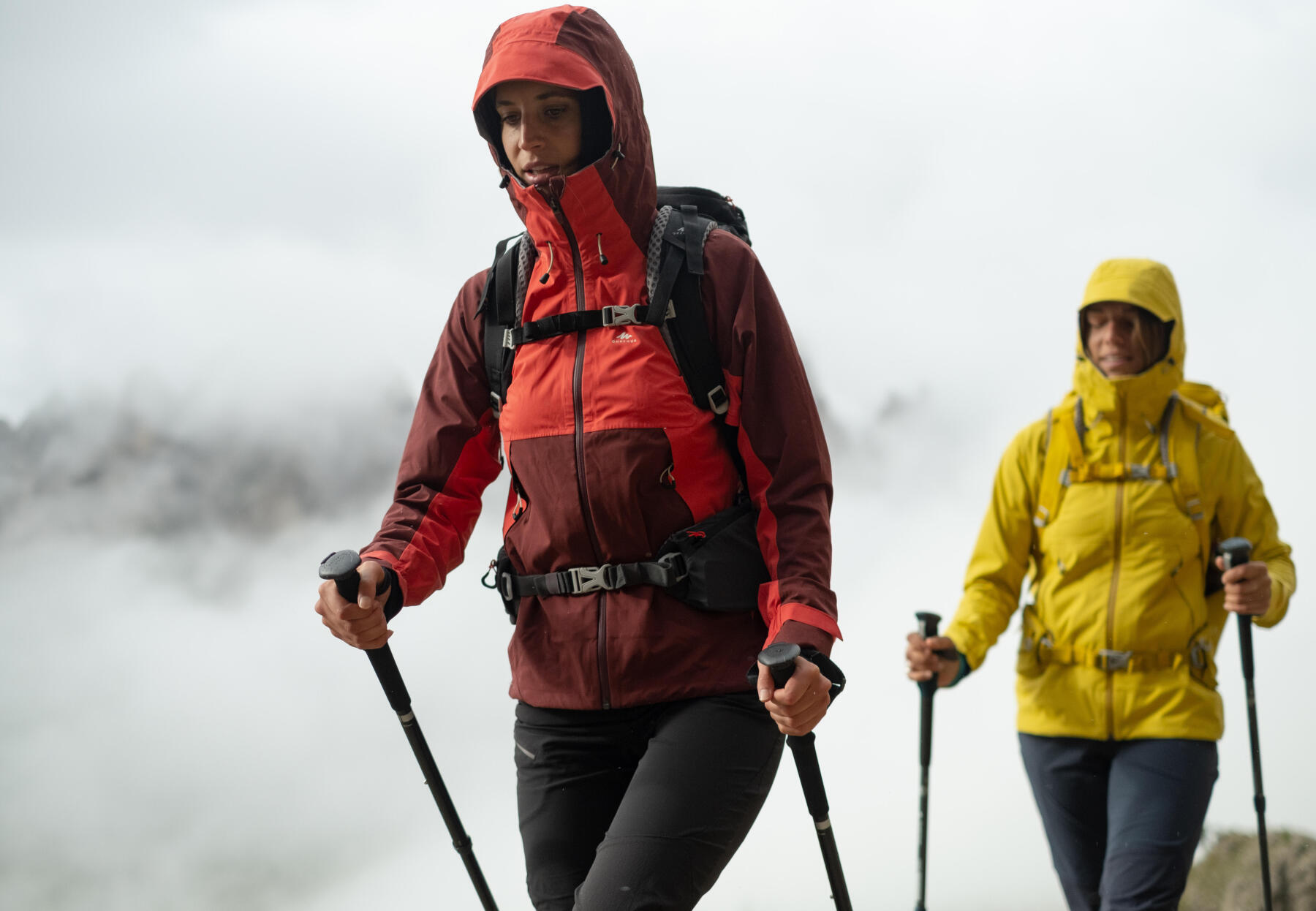 duas pessoas a caminhar na montanha