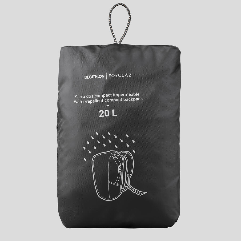 Morral de 20 litros - compacto e impermeable para trekking de viaje 		Forclaz