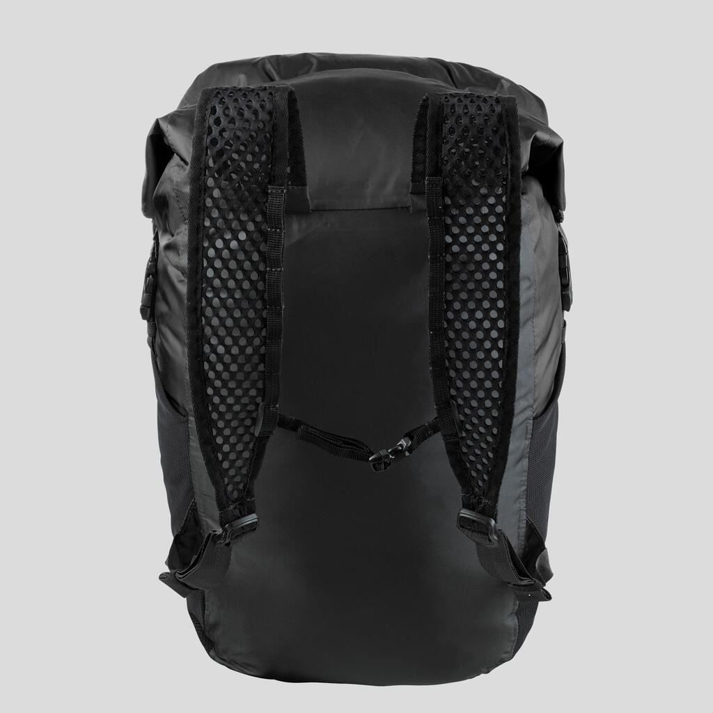 Morral de 20 litros - compacto e impermeable para trekking de viaje 		Forclaz