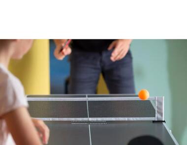 Seis mesas de ping pong plegables y de distintos tamaños