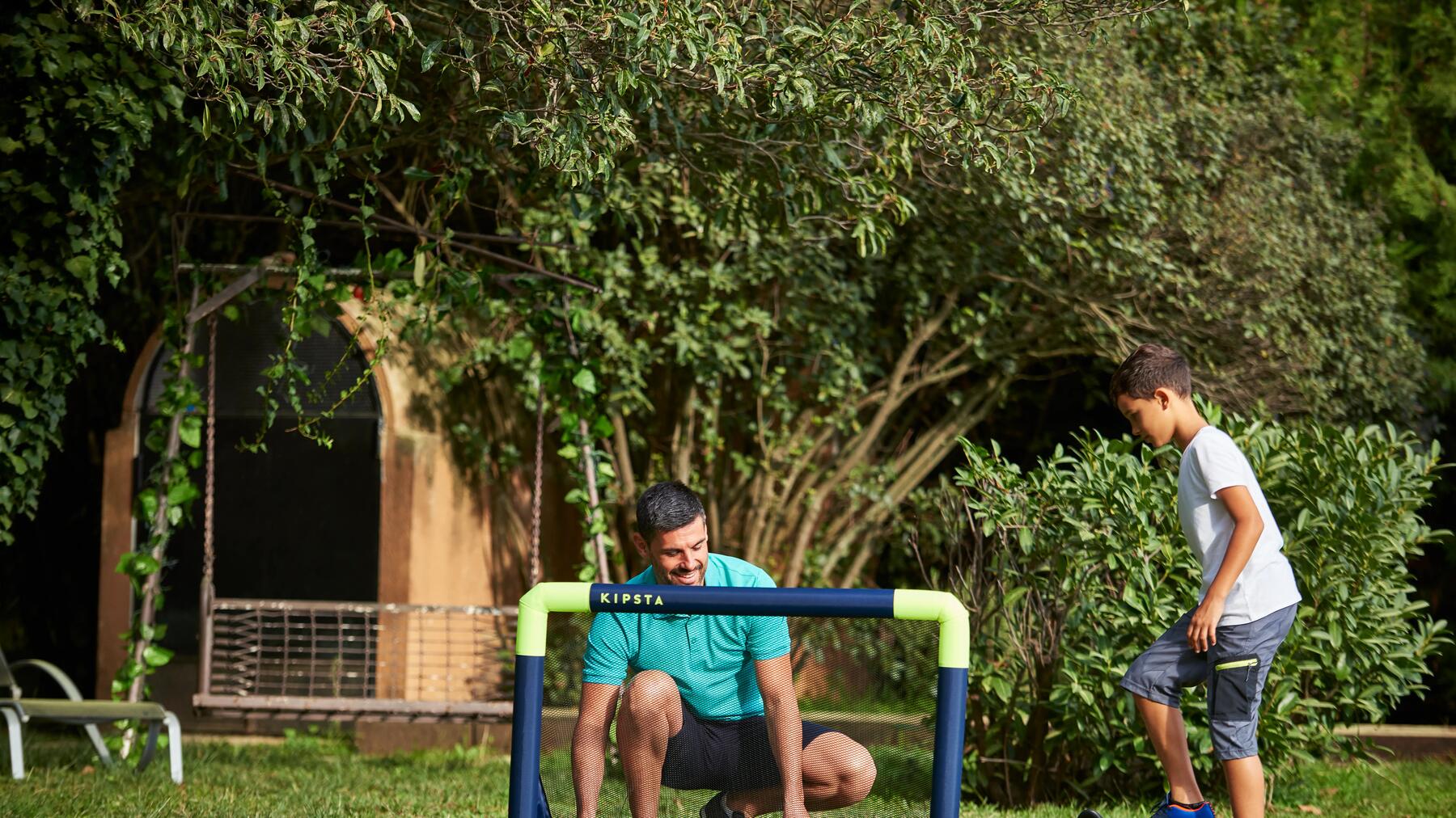 Joueur de soccer en action dans l'échelle d'entraînement de soccer