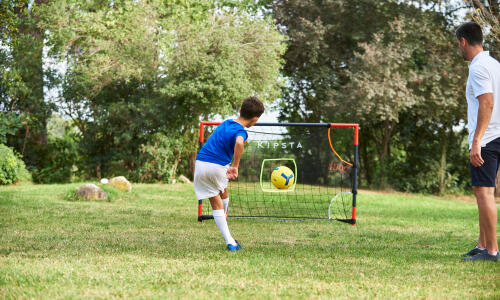 Football : travailler sa qualité de frappe avec son enfant à la maison