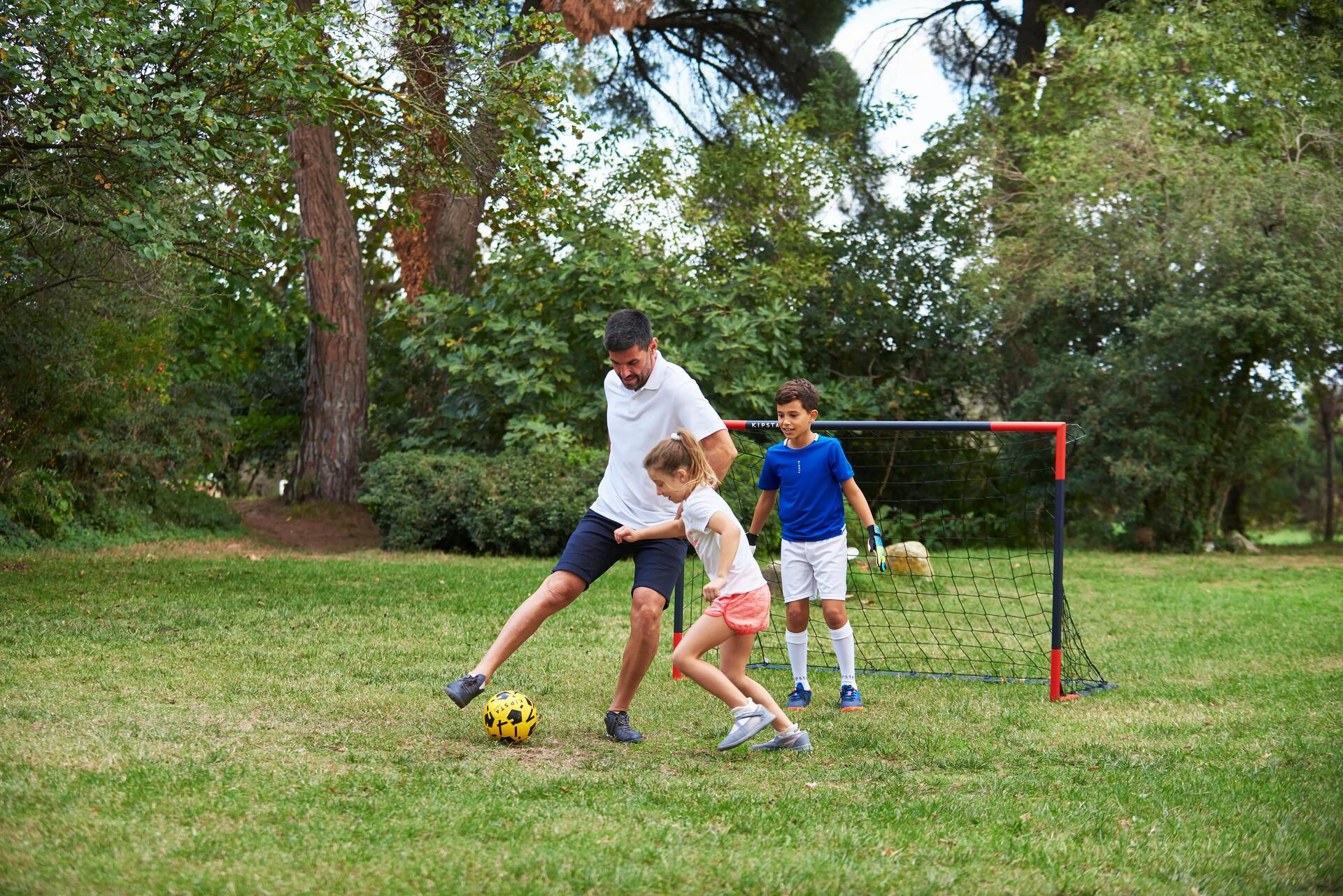 FOTBAL ACASĂ, CU ÎNTREAGA FAMILIE