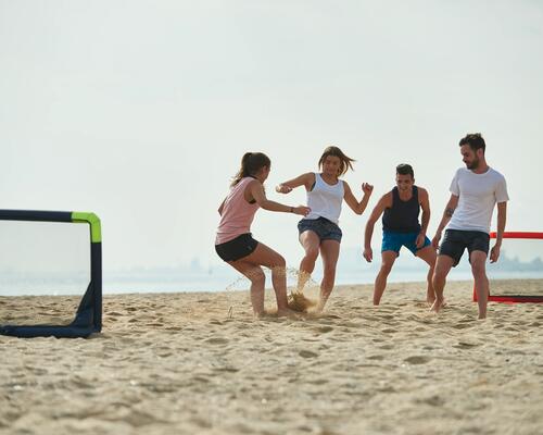 Vijf voetbalspelletjes op het zand