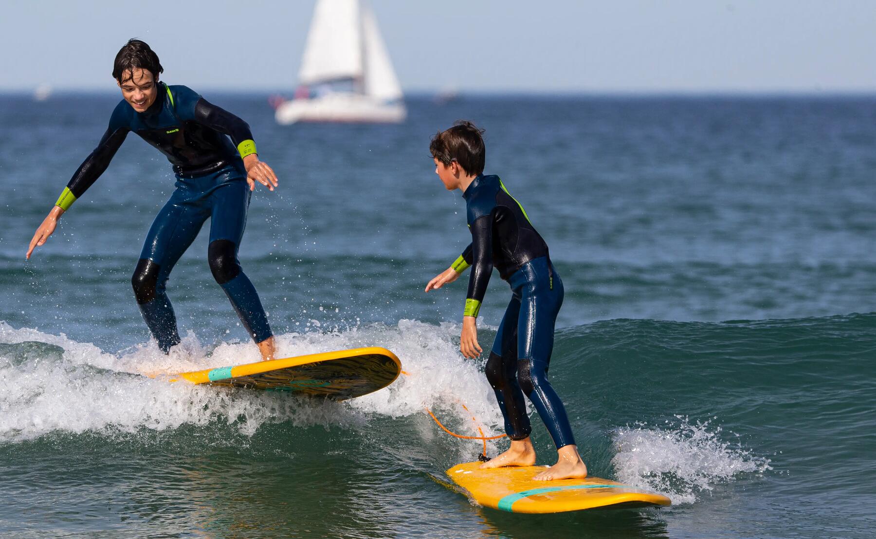 Bild von einer Frau beim Surfen