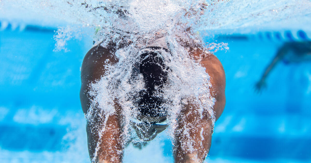 Un bonnet de bain pour cheveux afro approuvé en compétition de natation