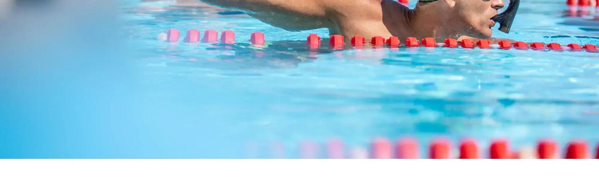 Nageur qui s'entraine avec un tuba frontal en piscine