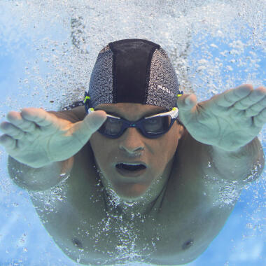 pessoa na piscina a nadar