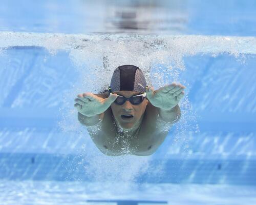 pessoa na piscina a nadar