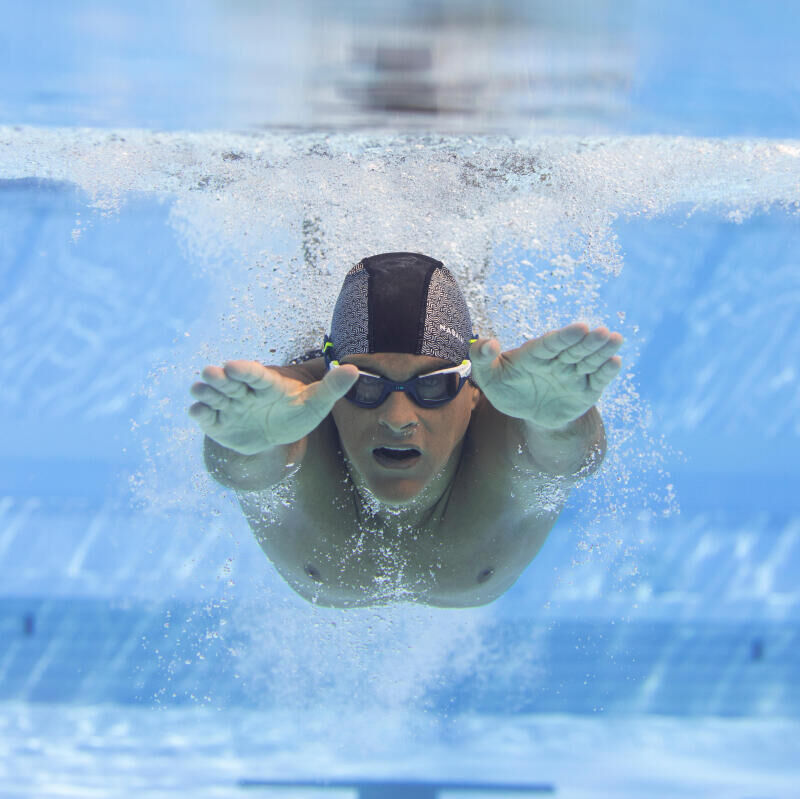 pessoa na piscina a nadar