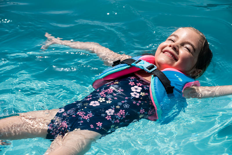 Maillot de bain bébé fille une pièce bleu foncé avec imprimé Fleurs