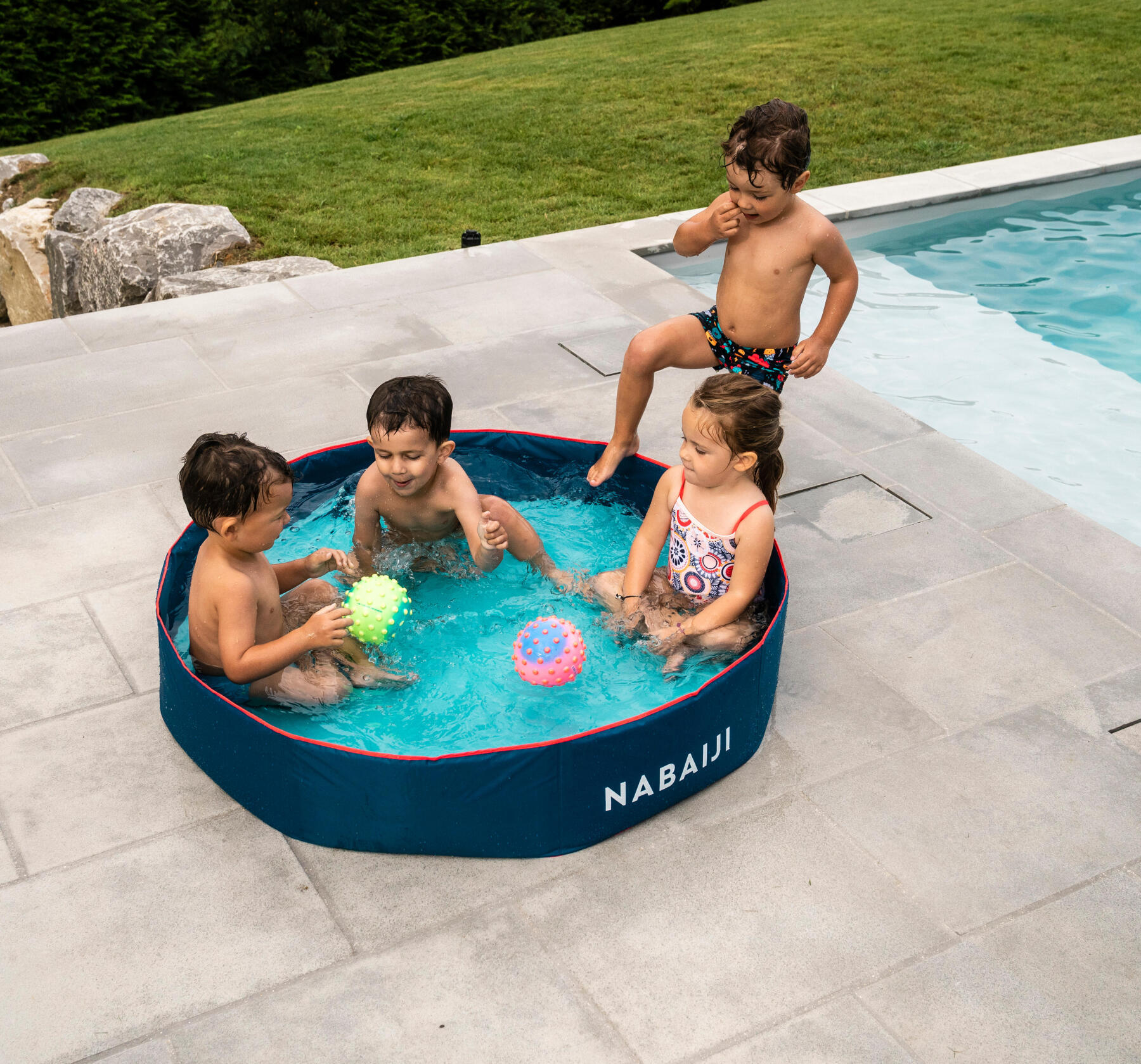 criancas em piscina nabaiji