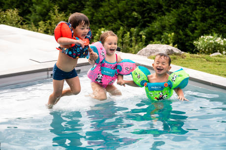 1. Gewöhne das Kind ans Wasser mithilfe von geeigneten Schwimmhilfen 1. Gewöhne das Kind ans Wasser mithilfe von geeigneten Schwimmhilfen