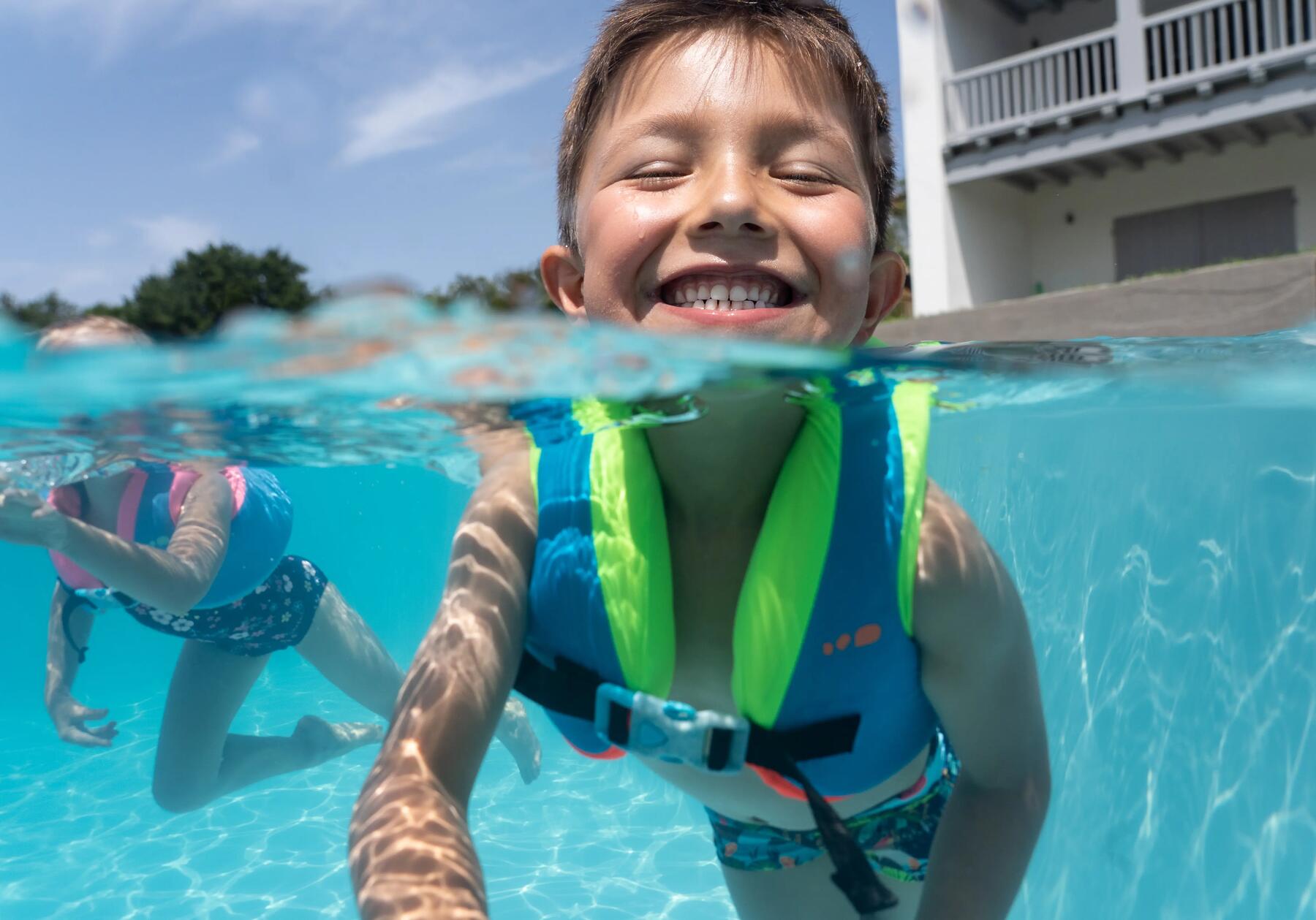 Hoe kies ik het juiste zwemhulpmiddel voor het leren zwemmen van mijn kind?