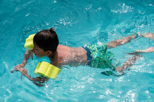 Brassards Piscine Enfant 15 30 Kg En Mousse Verte Avec Sangle Elastique Pour Les Clubs Et Collectivites Decathlon Pro