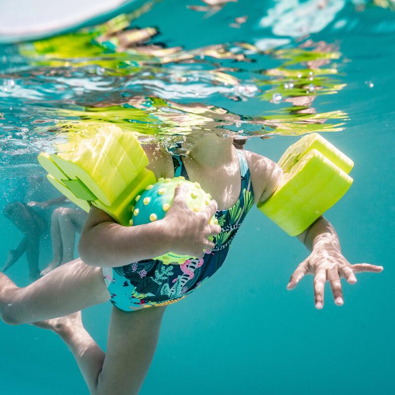bebe na piscina com bola e bracadeiras
