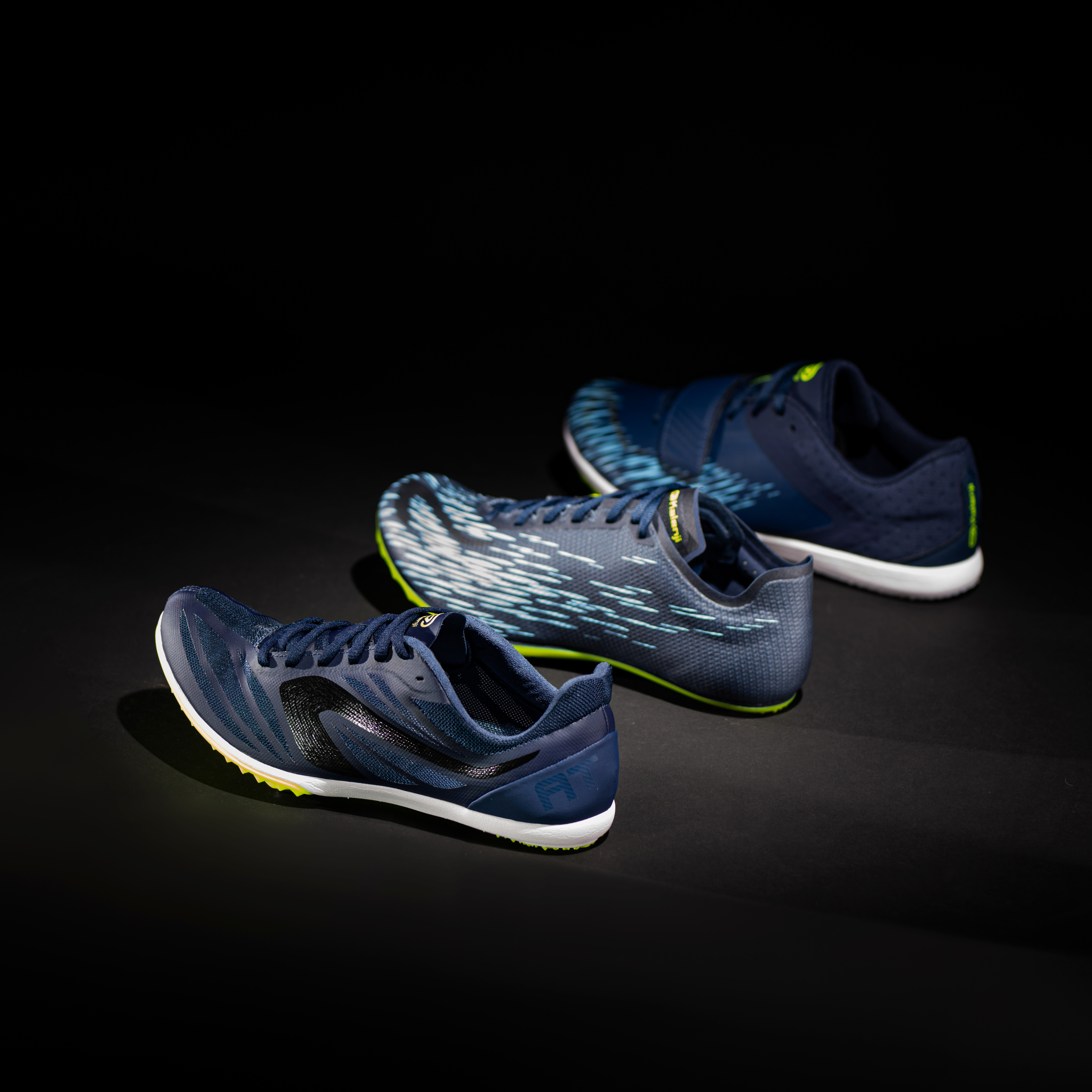 CHAUSSURES A POINTES D ATHLETISME DE DEMI FOND AT MID BLEU NOIR ET JAUNE pour les clubs et collectivites Decathlon Pro