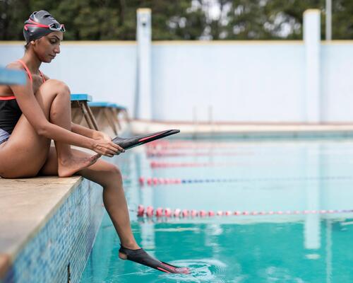 Hernie, scoliose, arthrose : comment pratiquer la natation ?