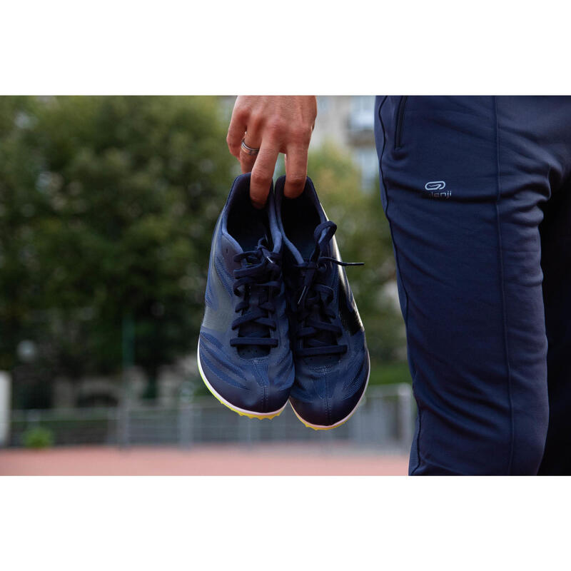 Zapatillas atletismo con clavos media disntancia AT MID azul y negro