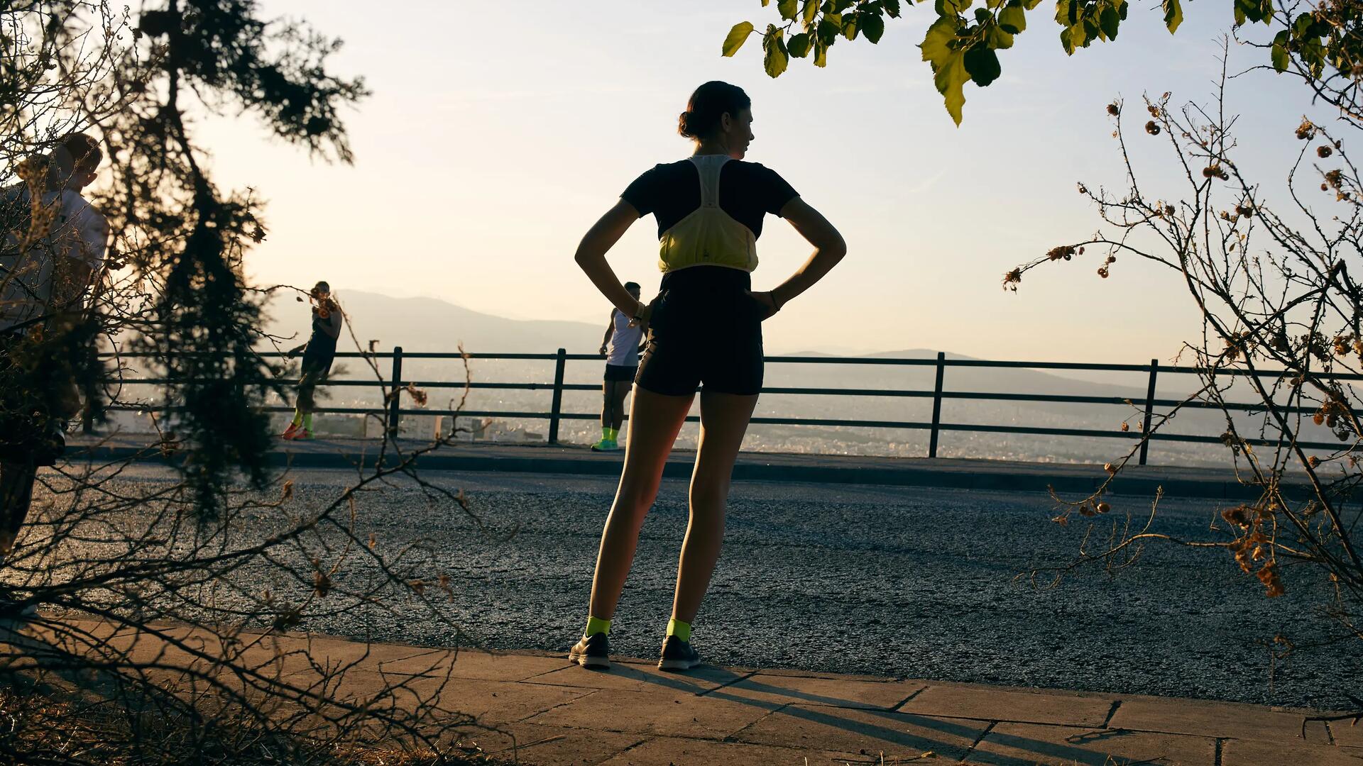 kobieta stojąca w odzieży do biegania