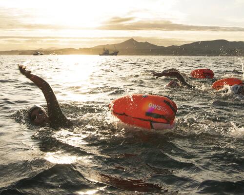 Nage en eau libre : natation avec bouée de sécurité