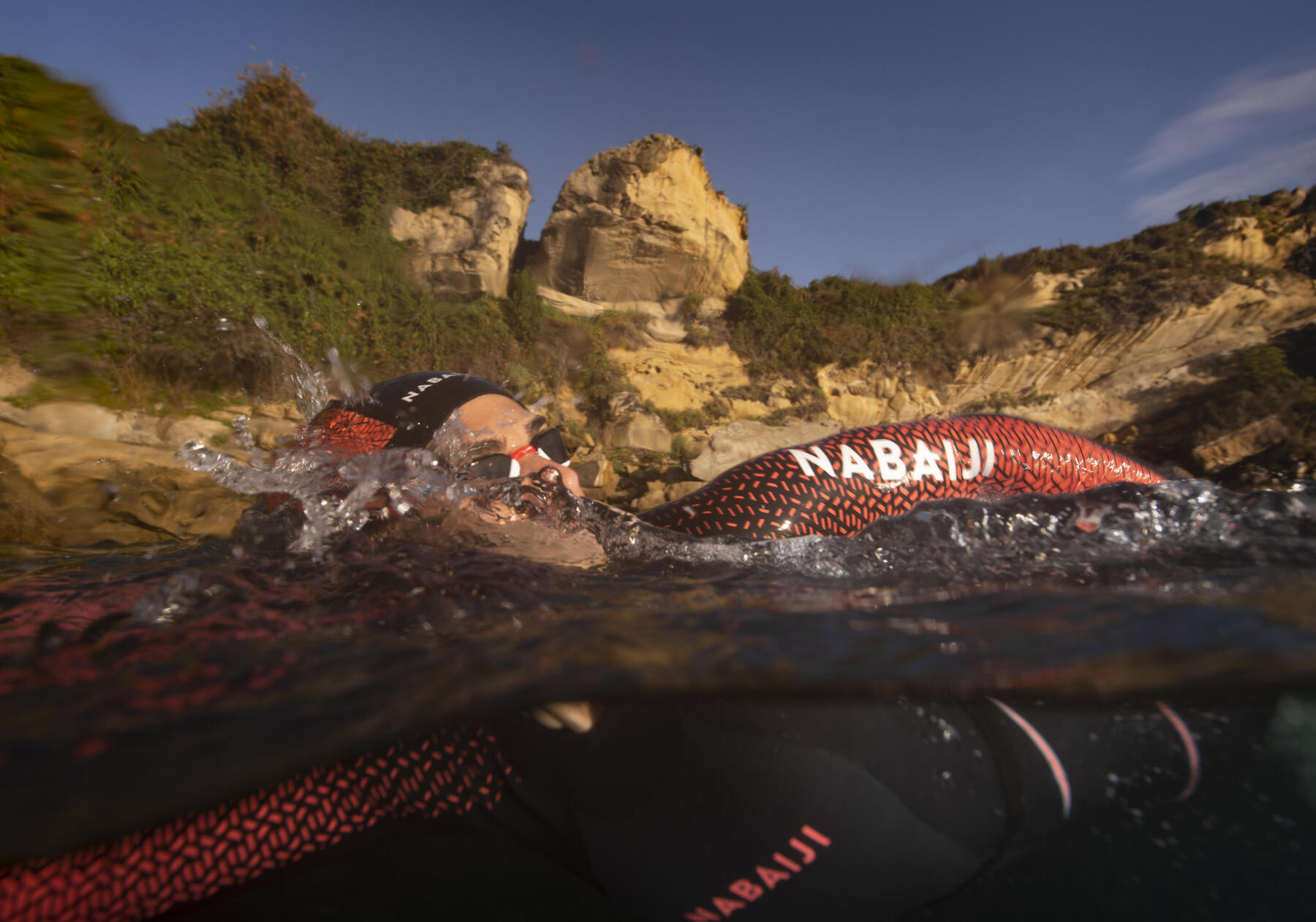 personne en train de nager en mer avec un équipement complet