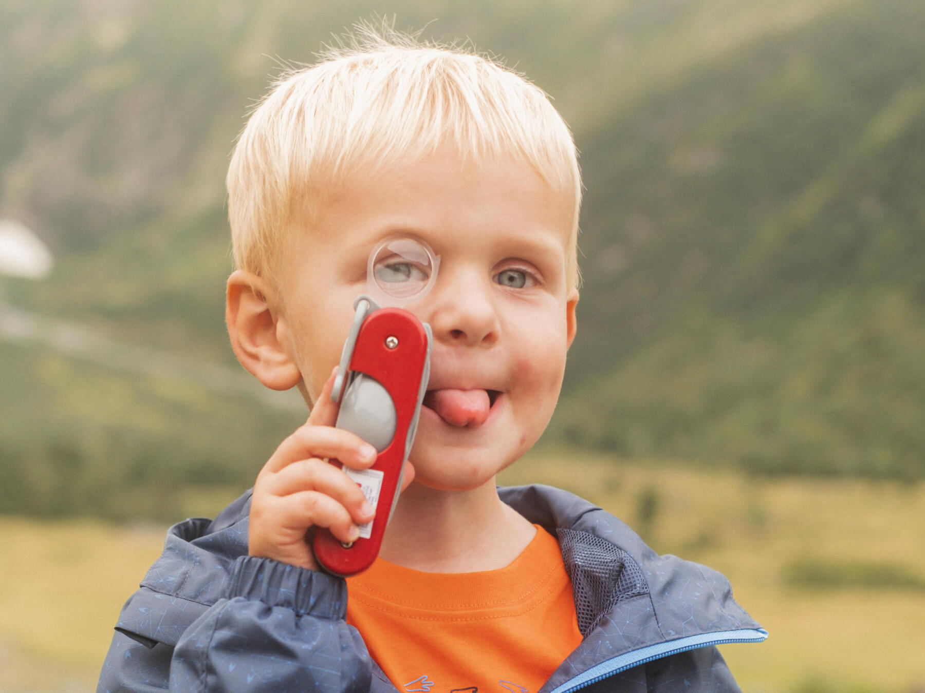 Enfant qui jouent en randonnée en regardant à travers une loupe