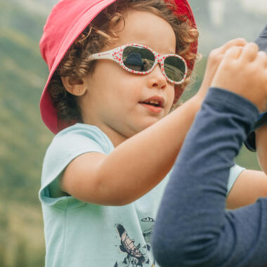 Properly protecting your child from the sun - title