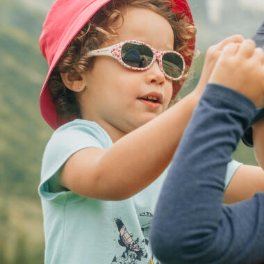 Properly protecting your child from the sun - title