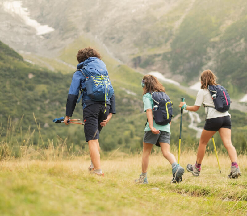 What to take in your backpack when going hiking with your pre-teen - title