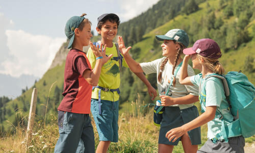 Crianças na natureza, equipas com produtos de caminhada.