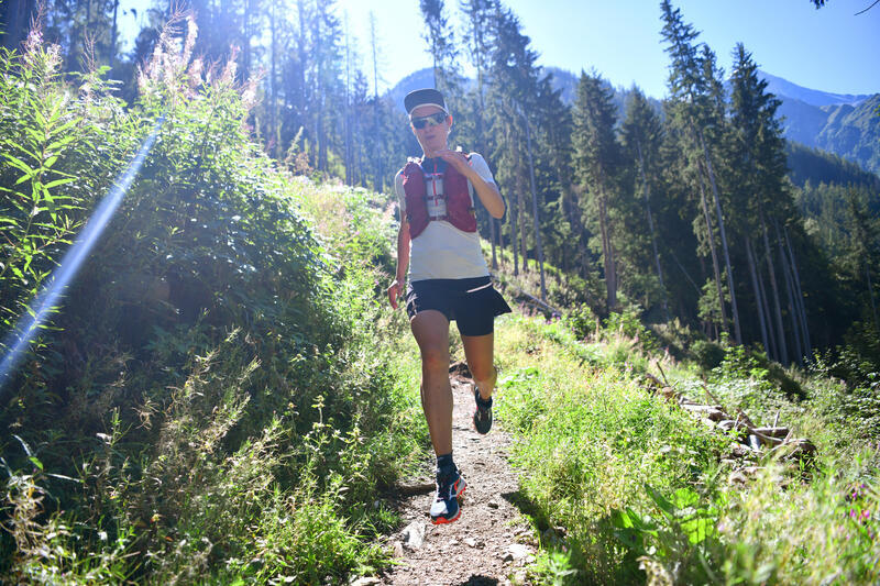 CZAPKA Z DASZKIEM DO BIEGANIA TRAIL WIELOFUNKCYJNA SAHARYJKA BIAŁA