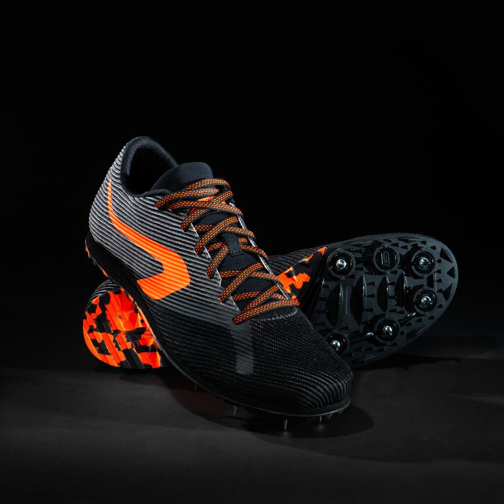 Atletická obuv s hrotmi na kros čierno-oranžová