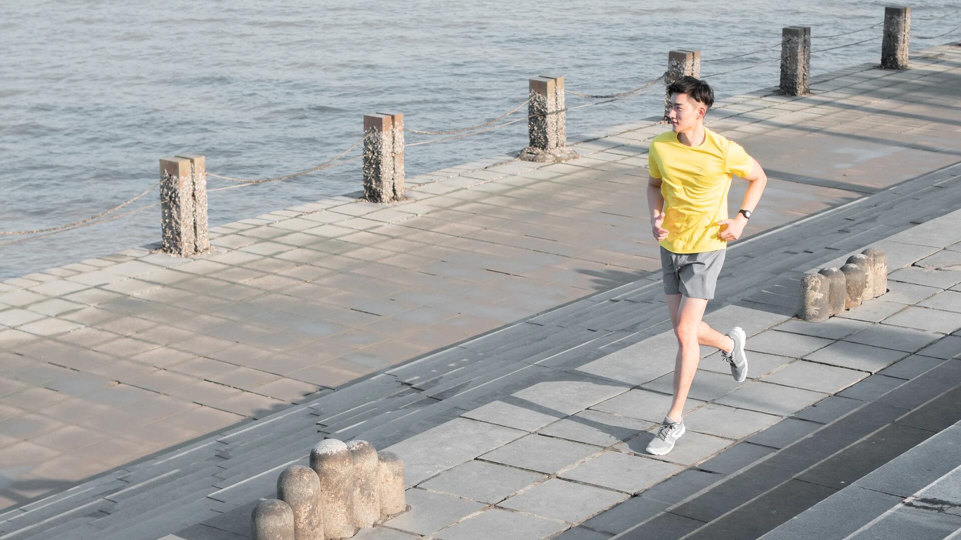 CALÇADO DE CORRIDA HOMEM KALENJI RUN 100 CINZENTO