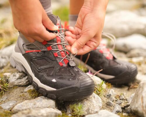 How do I correctly fasten and tie up my hiking shoes?