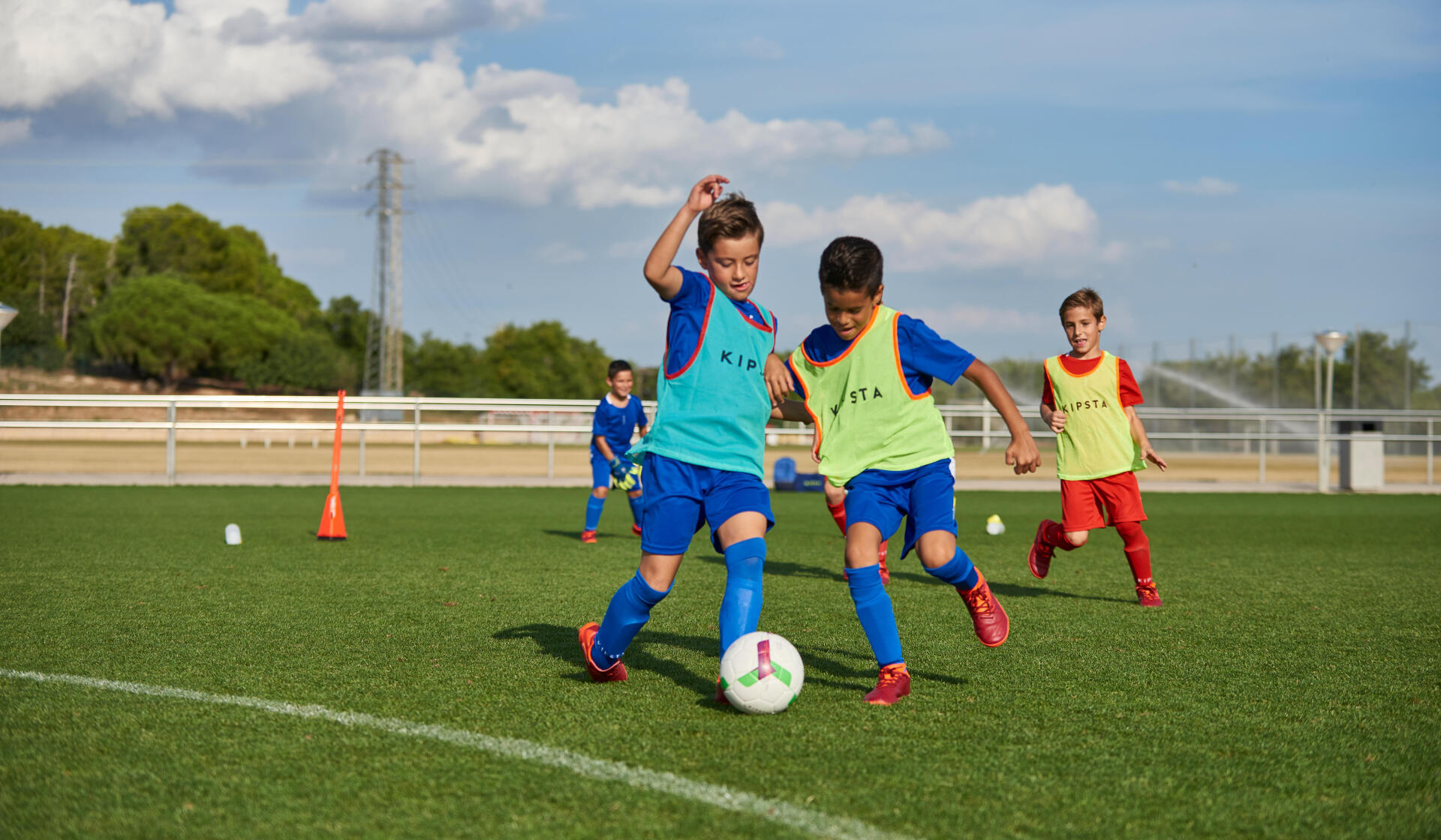 Fotbalul pentru copii: Ce beneficii oferă și cum alegi echipamentul potrivit