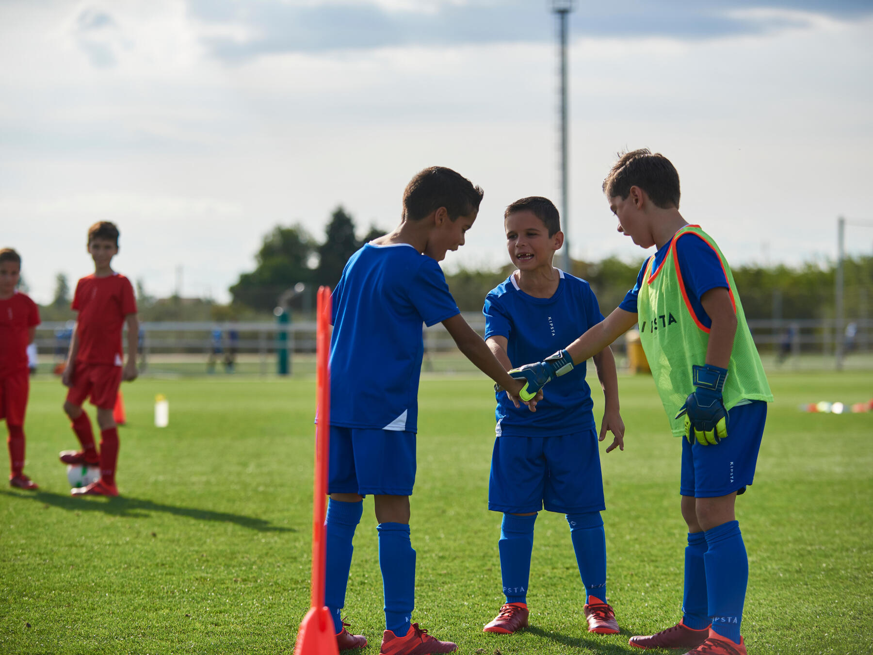 Pourquoi les footballeurs sont accompagnés par des enfants quand