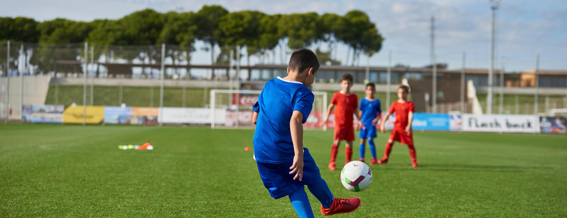 Match De Football Pour Les Enfants. Entraînement Et De Compétition