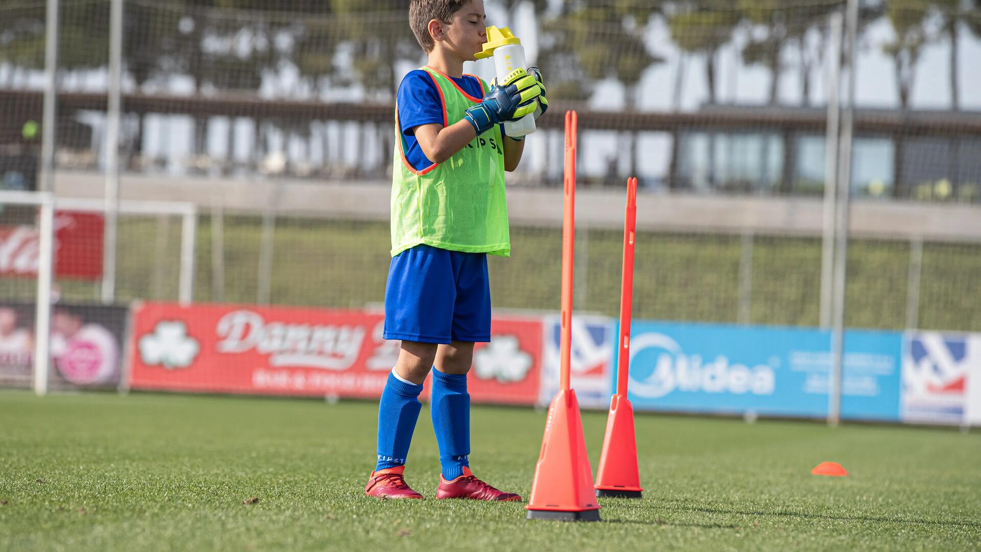 Kind mit Torwarthandschuhen beim Training